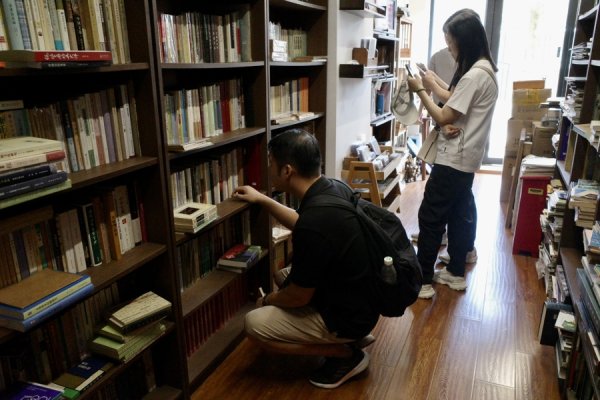 股天下 旧书新知·书香上海 | 这间旧书店有点i，但人流不息